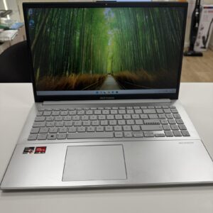 Лаптоп ASUS VivoBook Go E1504F с AMD Ryzen 5, 8 GB RAM и 512 GB SSD